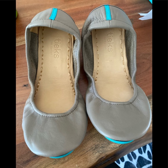 Tieks Shoes - NWT Tieks taupe ballet flats